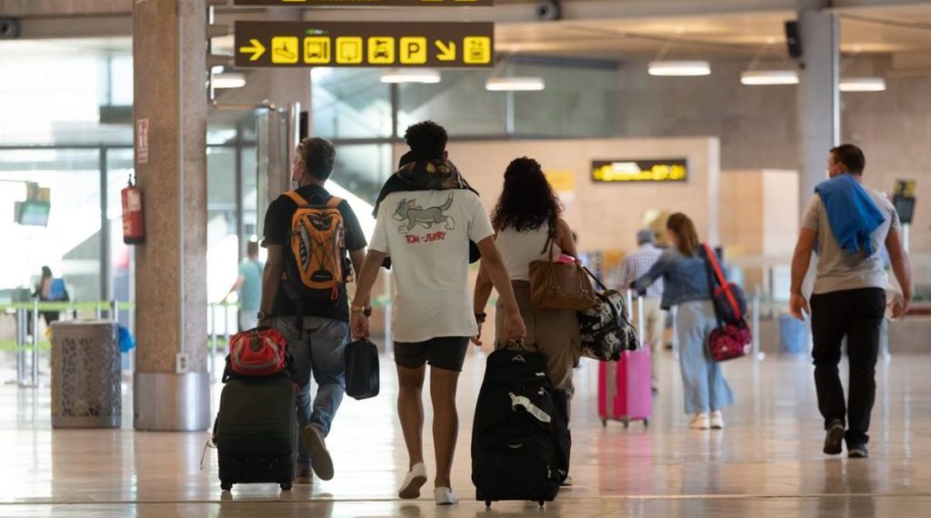 El sector turístico, pendiente de que los aeropuertos recuperen la vitalidad con test asequibles y seguros. DA