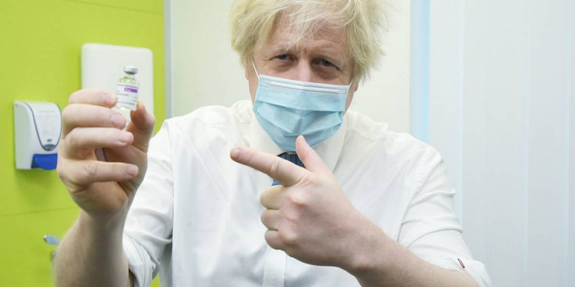 Foto: El primer ministro británico, Boris Johnson, sujeta una dosis de la vacuna de Oxford-AstraZeneca. (Reuters)