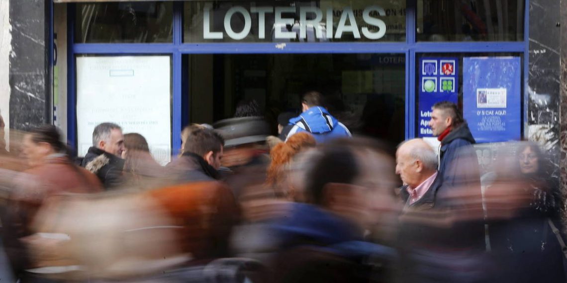 Foto: Son muchas las personas que tienen rituales en la lotería (EFE/Juan Carlos Hidalgo)