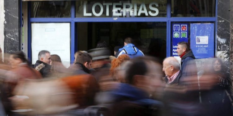 Foto: Son muchas las personas que tienen rituales en la lotería (EFE/Juan Carlos Hidalgo)