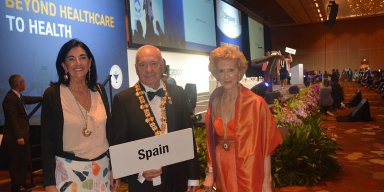 El presidente de la entidad, Florentino Pérez, junto a dos de sus vicepresidentas, en la inauguración de un congreso de enfermería en Singapur en 2019