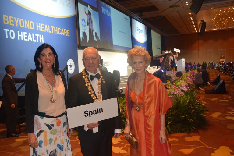 El presidente de la entidad, Florentino Pérez, junto a dos de sus vicepresidentas, en la inauguración de un congreso de enfermería en Singapur en 2019