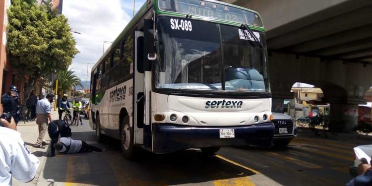 Urbanero atropella a una persona en el crucero de Cinco Señores