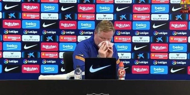 VIDEO | Ronald Koeman Sangra por la nariz en plena conferencia de prensa