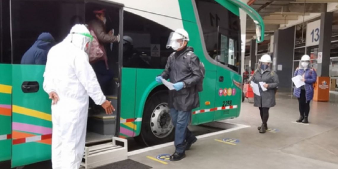 Las empresas de transporte interprovincial terrestre de pasajeros que realicen viajes desde provincias de nivel de alerta extremo y con una duración de hasta cinco horas de recorrido, solo podrán trasladar como máximo el 50% de la capacidad de aforo permitido en cada bus, y esos pasajeros deberán viajar sentados junto a las ventanas. ANDINA/Difusión
