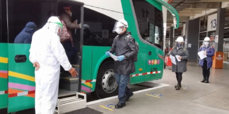 Las empresas de transporte interprovincial terrestre de pasajeros que realicen viajes desde provincias de nivel de alerta extremo y con una duración de hasta cinco horas de recorrido, solo podrán trasladar como máximo el 50% de la capacidad de aforo permitido en cada bus, y esos pasajeros deberán viajar sentados junto a las ventanas. ANDINA/Difusión