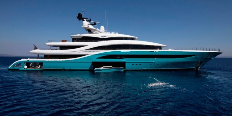 Un lujoso yate valuado en más de 90 millones de dólares se estrelló contra el muelle de un club en la isla neerlandesa de San Martín, ubicada en el Caribe