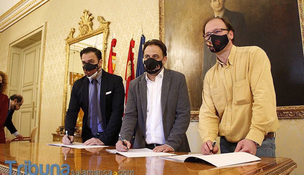 Firma del acuerdo para crear bonos en los hoteles de Salamanca. Foto: A. Santana