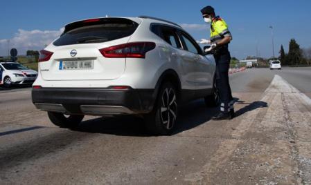 Un agente de los Mossos d'Esquadra protegido con una mascarilla en un control en el peaje de La Roca del VallÃ¨s pide a un conductor el justificante que le permite su salida de casa durante un Jueves Santo atÃ­pico en el que prosigue el estado de alarma decretado por el Gobierno para la lucha contra el coronavirus, en La Roca del VallÃ¨s/Barcelona/Catalunya (EspaÃ±a) a 9 de abril de 2020. 09 ABRIL 2020 COVID-19;PANDEMIA;CORONAVIRUS;COCHES;POLICÃA;TRÃFICO;ENFERMEDAD;CONFINAMIENTO David Zorrakino / Europa Press 09/04/2020