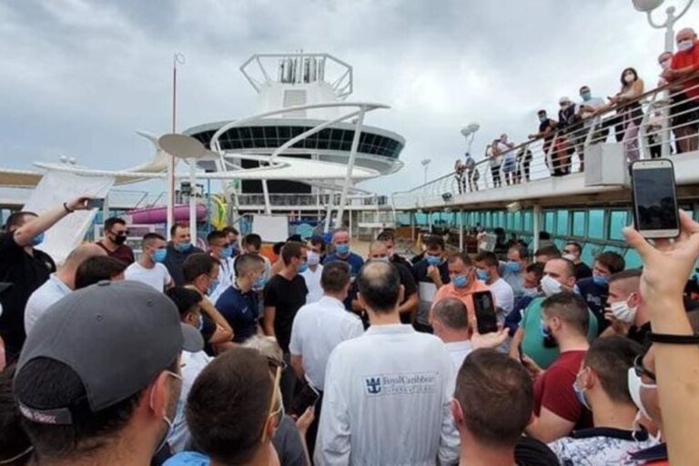 Muchos cruceros quedaron varados en altamar a causa de la pandemia y entre sus pasajeros hubo momentos de tensión y angustia