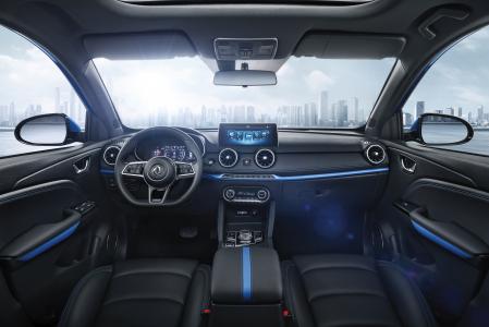 En su interior, el Seres 3 destaca por su confort y la presencia de dos pantallas de 10,25 pulgadas