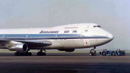 El avión de Aerolíneas Argentinas, minutos antes de despegar hacia Malvinas, ese 18 de marzo de 1991. Se ve  cómo la palabra "argentinas" está semi tapada. Foto de Gustavo D'Antiochia publicada en la Gaceta Aeronáutica.