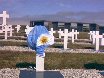 Tumba del Teniente Estévez, quien desde chico inventaba héroes que recuperaban las Malvinas (Foto Facebook)