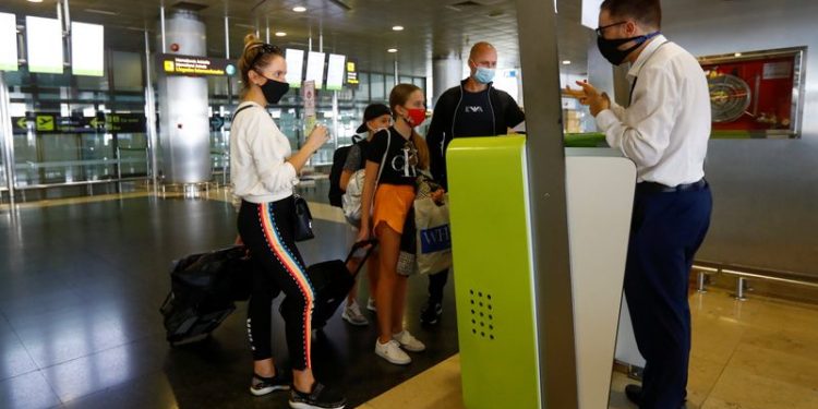 Los británicos deberían esperar antes de reservar viajes internacionales, dice ministra