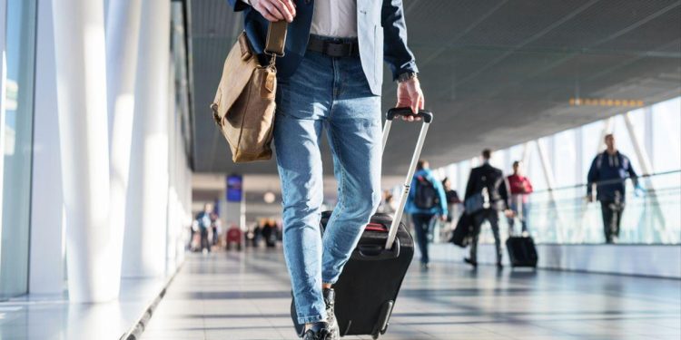 Un turista en un aeropuerto. - SHUTTERSTOCK