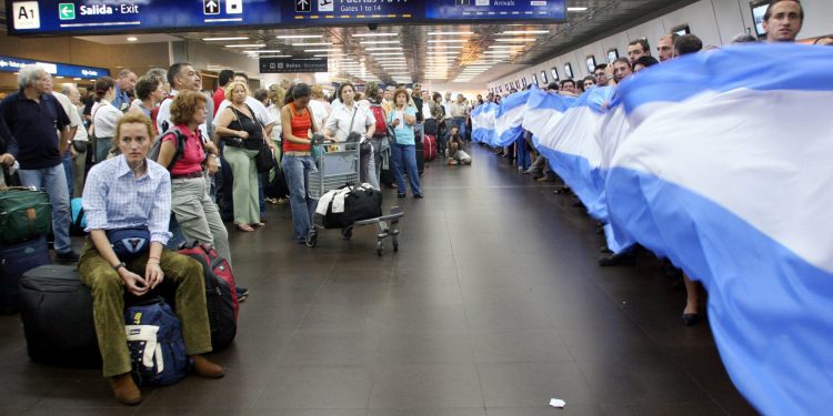 44 jóvenes argentinos dan positivo a COVID-19 tras viajar a Cancún