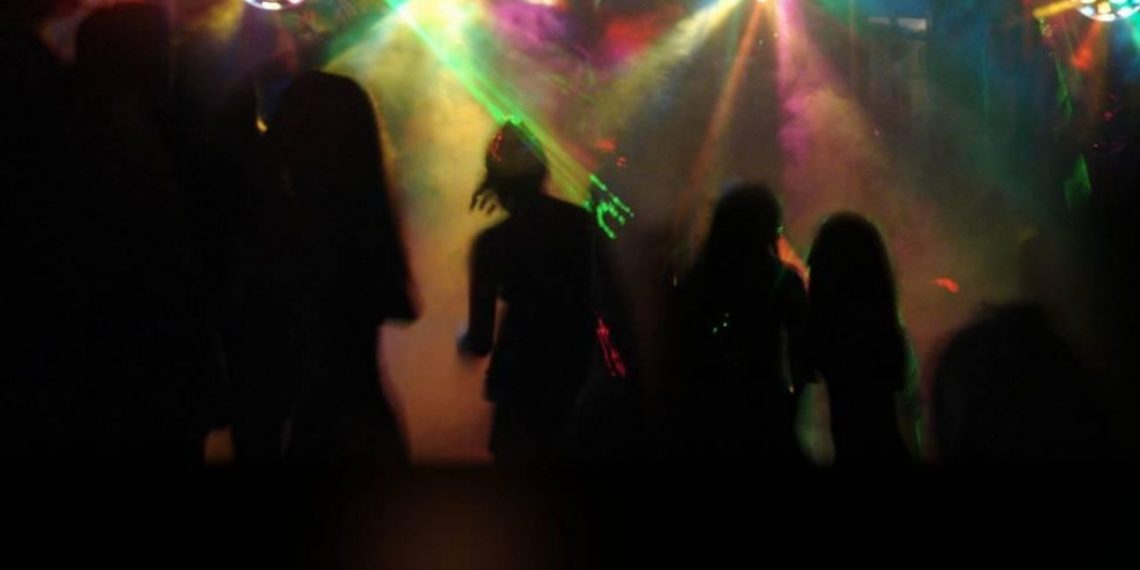 54 personas en una fiesta clandestina en El Crucero