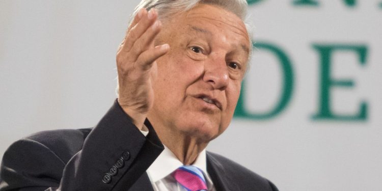 AMLO defiende a Salgado y cuestiona al New York Times