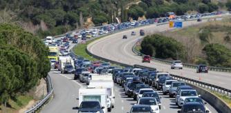 MAÇANET DE LA SELVA 06/04/2015 COLAS CON COCHES PARADOS EN LA AUTOPISTA AP 7 DE PEAJE CERCA DE MAÇANET DE LA SELVA SEMANA SANTA VACACIONES TURISMO INTERIOR TURISME SETMANA PEATGE COTXES CONTAMINACION CONSUMO OPERACION REGRESO OPERACIO TORNADA ( AGUSTI ENSESA - LV )