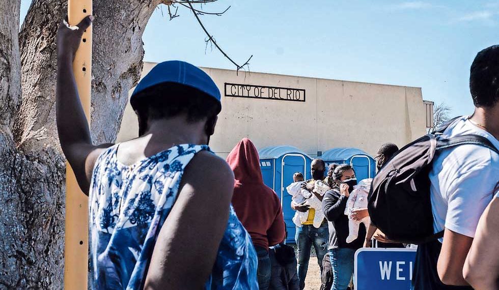 Alista Biden ‘ciudad de tiendas’ para migrantes en Del Río