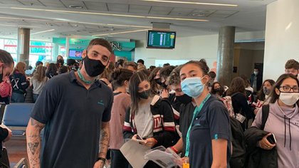 En Aeroparque, un grupo de estudiantes aguarda la partida de un  vuelo chárter
