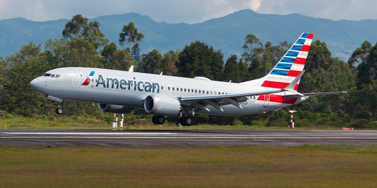 Boeing 737 MAX 8 de American Airlines en el aeropuerto José María Córdova de Medellín.