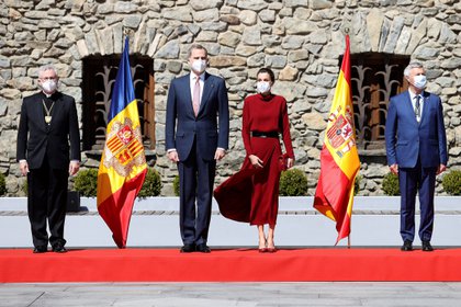 Los reyes Felipe y Letizia junto al arzobispo de Urgell, Joan Enric Vives (i), y  el representante de Francia, Patrick Strzoda (d), posan ante la Casa de la Vall, a su llegada Andorra la Vella, en el primer día de su visita de Estado de dos días a Andorra, la primera que protagoniza un monarca español al país pirenaico. EFE/ Juanjo Martín
