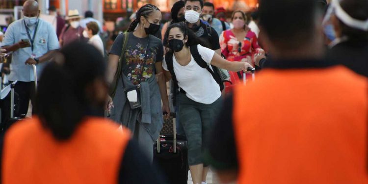 Argentina alerta por viajes internacionales ante nuevas cepas de COVID