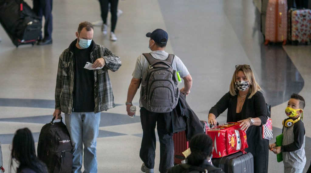 Argentina pide evitar viajes al exterior por nuevas variantes de covid