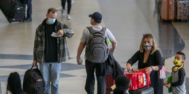 Argentina pide evitar viajes al exterior por nuevas variantes de covid