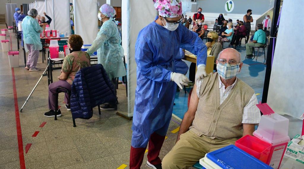 Argentina prorroga la emergencia sanitaria por la pandemia y restringe viajes en las zonas más afectadas