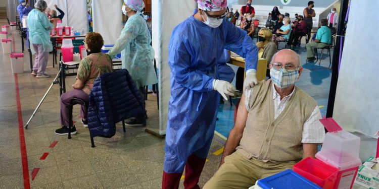 Argentina prorroga la emergencia sanitaria por la pandemia y restringe viajes en las zonas más afectadas