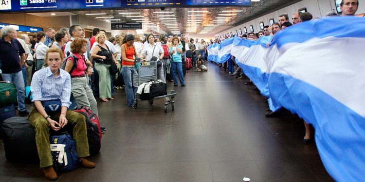 Argentina recomienda evitar viajes al exterior tras contagio de 44 connacionales en Cancún