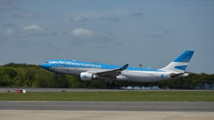 Argentina suspenderá los vuelos desde Brasil, Chile y México