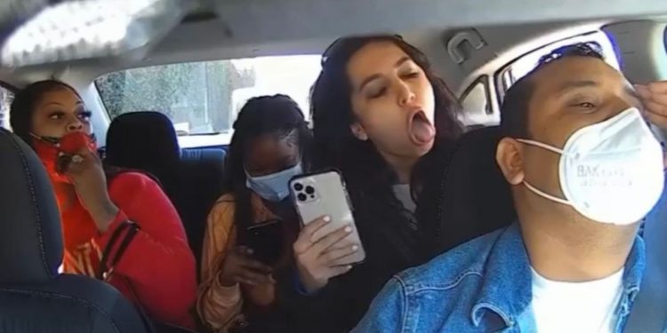 Arrestan a dos de tres mujeres que se negaron a usar cubrebocas y le tosieron a un conductor de Uber