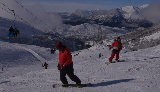 Arrojaron a un egresado de un segundo piso del hotel en Bariloche