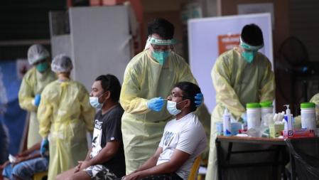 Singapore (Singapore), 18/08/2020.- Medical staff conduct a routine swab test for migrant workers in Westlite Juniper dormitory in Singapore, 18 August 2020 (issued 19 August 2020). Singapore's Ministry of Manpower (MOM) announced on 19 August 2020 all migrant workers dormitories cleared of Covid-19 coronavirus with about 86 per cent of workers in the construction, marine and process sectors allowed to resume work. Workers must have a green access code to go back to work while measures have to be implemented by the dormitories and employers to prevent a second wave of infection. These measure include grouping migrant workers by the type of industry they work in, use of monitoring mobile applications which include the FWMOMCare, SGWorkPass and TraceTogether apps and routine testing for coronavirus. (Singapur, Singapur) EFE/EPA/HOW HWEE YOUNG