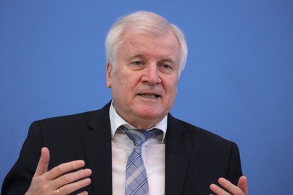 El titular alemán del Interior, Horst Seehofer, en una rueda de prensa este martes en Berlín. EFE/EPA/Christian Marquardt
