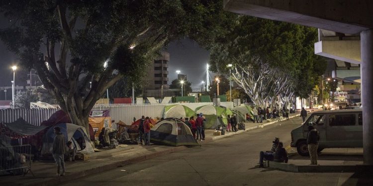 Biden recurre a agencia de emergencia por niños migrantes