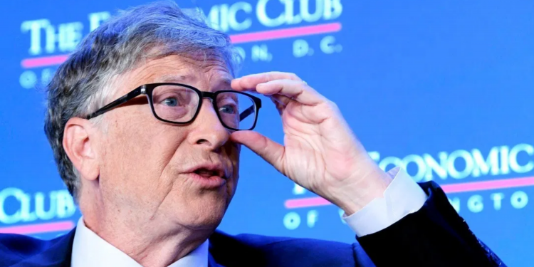 Bill Gates augura que los viajes internacionales volverán a la normalidad en “algún momento de 2022”