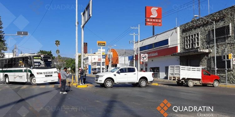 Bloquean calles y cruceros en la ciudad de Oaxaca