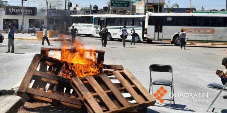 Bloquean crucero frente a las oficinas de la delegación de Bienestar