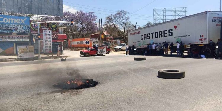 Bloquean manifestantes crucero de Hacienda Blanca
