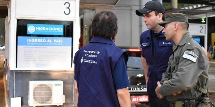 Se analizan los movimientos de personas en el marco de la suba de casos de contagios en los países vecinos