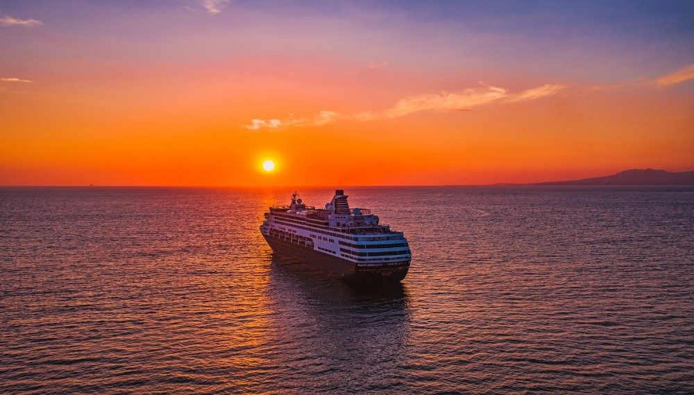 crucero navegando en el ocaso