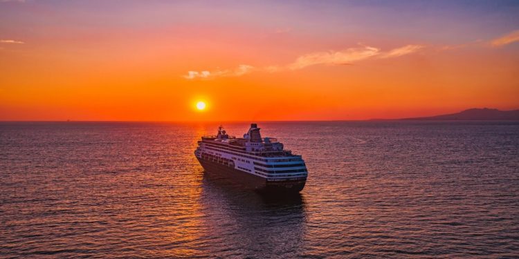crucero navegando en el ocaso