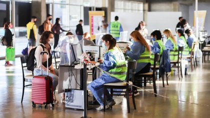 Testeos en la Terminal Dellepiane para detectar COVID-19 en la población (CABA)