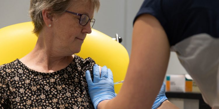 COVID: La OMS recomienda la vacuna de AstraZeneca para mayores de 65 años y contra la variante de Sudáfrica