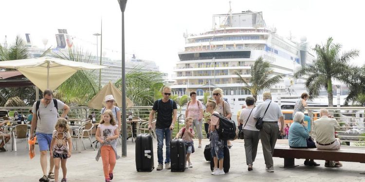 Canarias espera 263 cruceros hasta agosto con la contaminación que estos generarán a nuestras aguas
