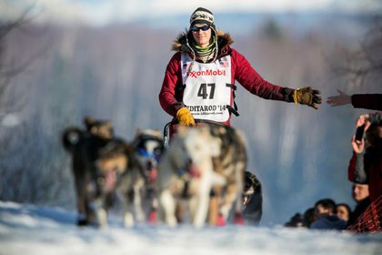 El musher noruego Joar Leifseth Ulsom sube por la primera colina fuera de la rampa de inicio durante el reinicio oficial de la carrera de trineos tirados por perros Iditarod en Willow, Alaska, EEUU, 2 marzo 2014.
REUTERS/Nathaniel Wilder/